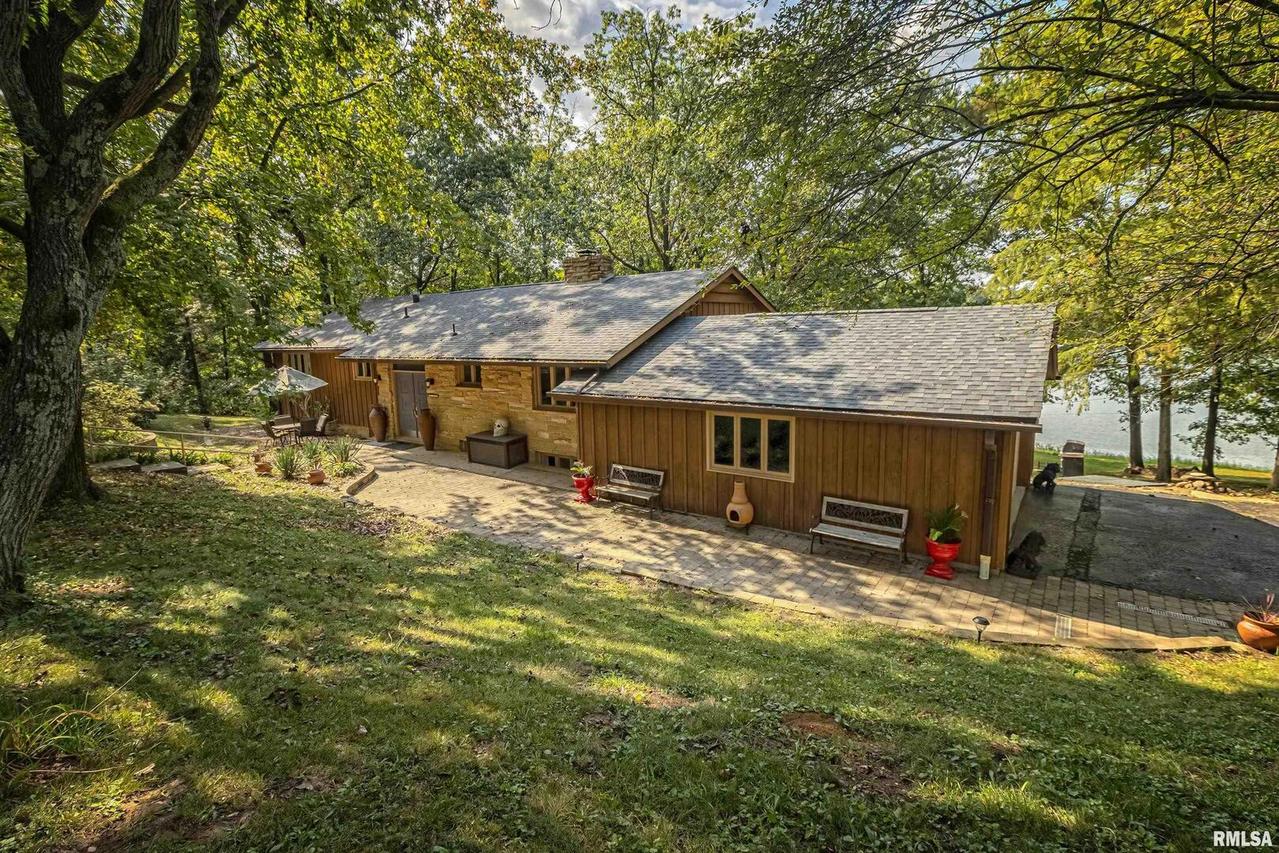 325 Lake Dr., Murphysboro, IL 62966