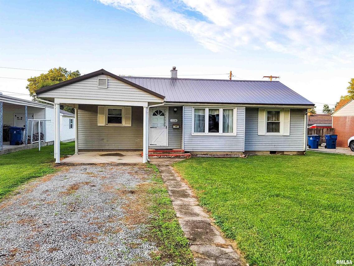 224 Hickory St., Flora, IL 62839