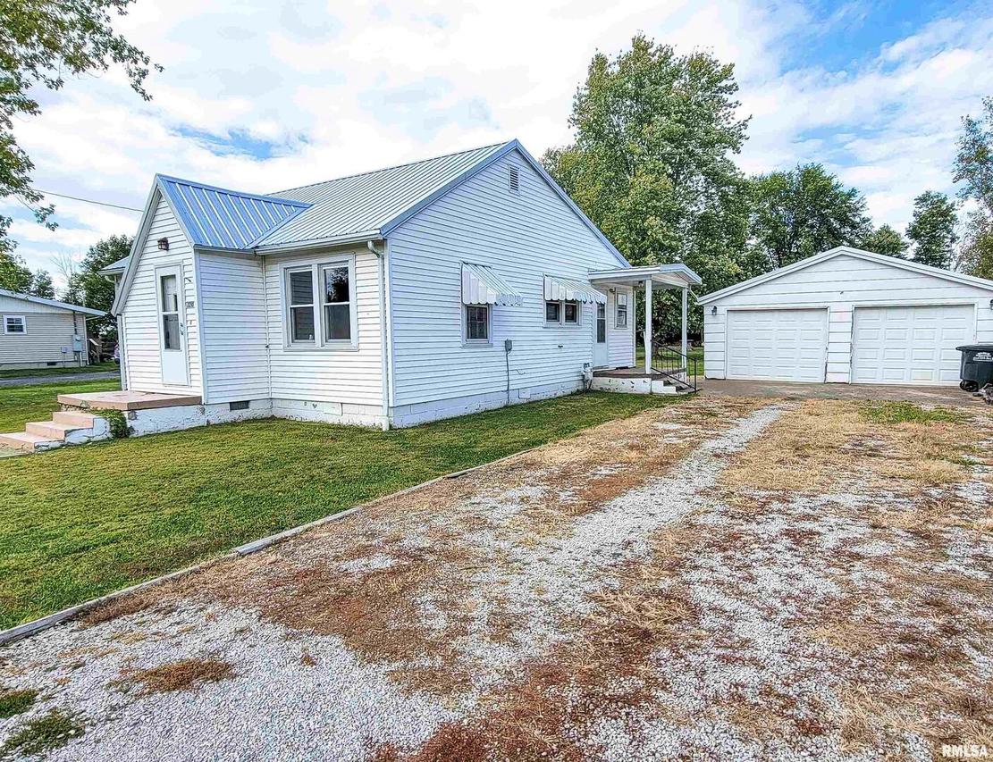 1210 Kinmundy Rd., Louisville, IL 62858