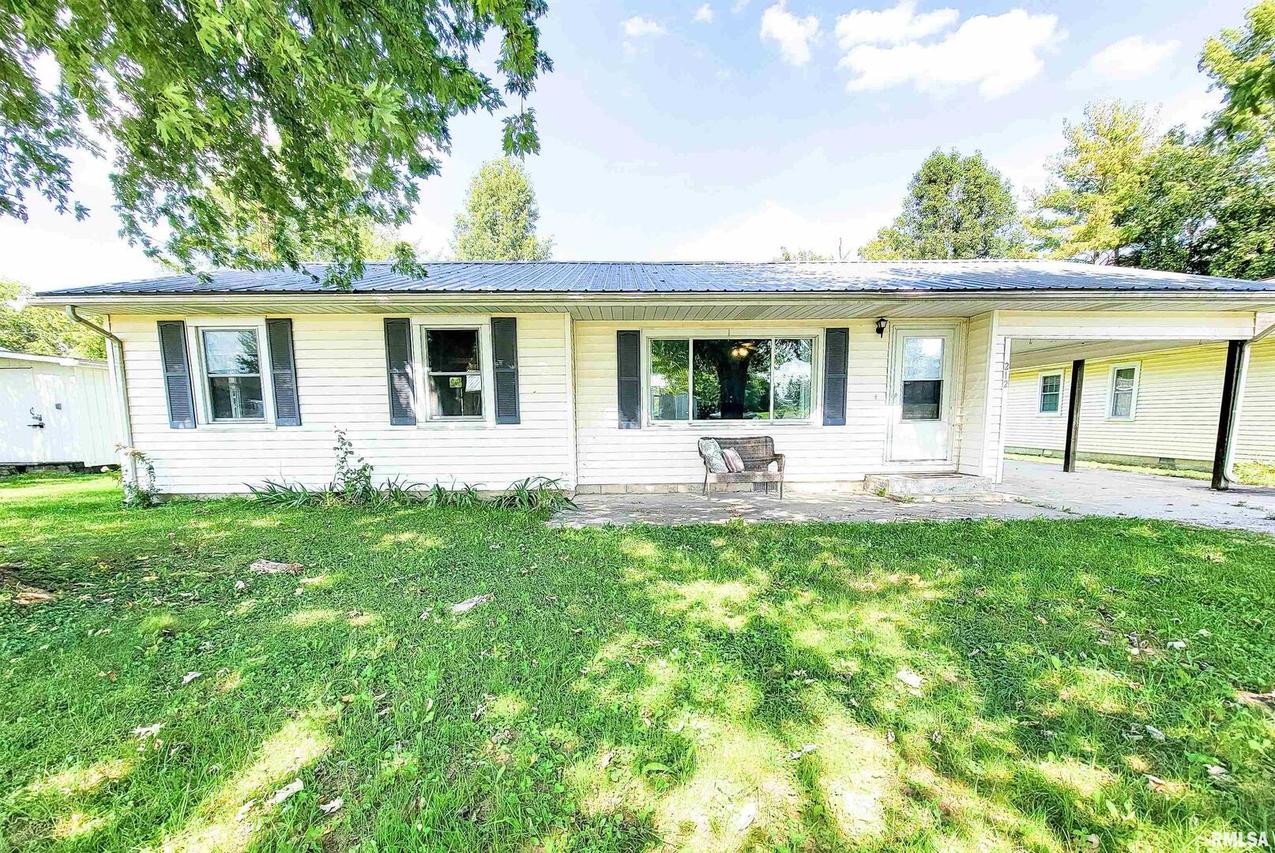 212 8th St., Clay City, IL 62824