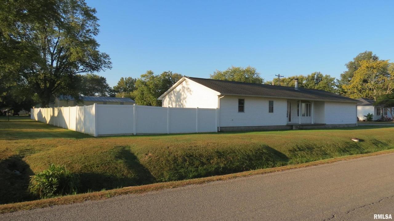 141 W 2nd N St., Tamaroa, IL 62888