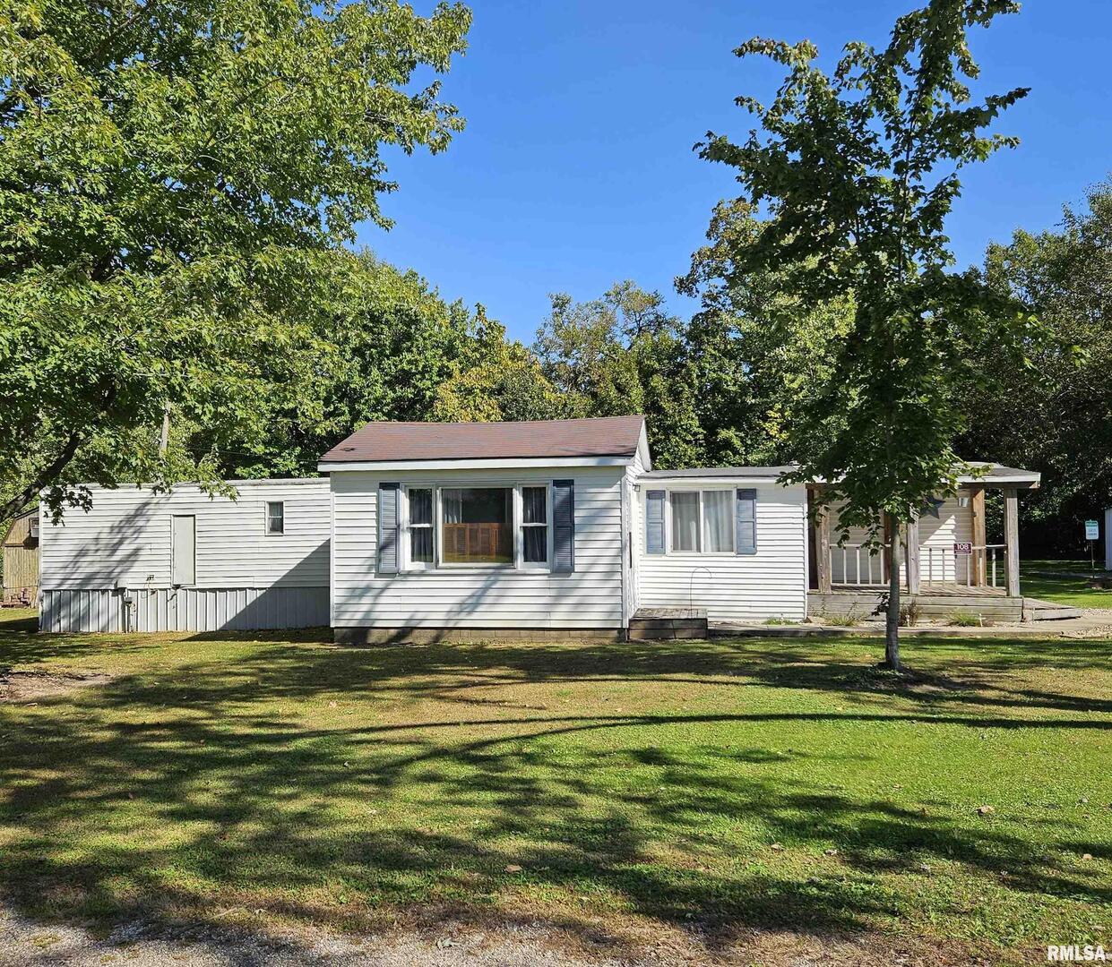 108 Juneberry Dr., Flora, IL 62839