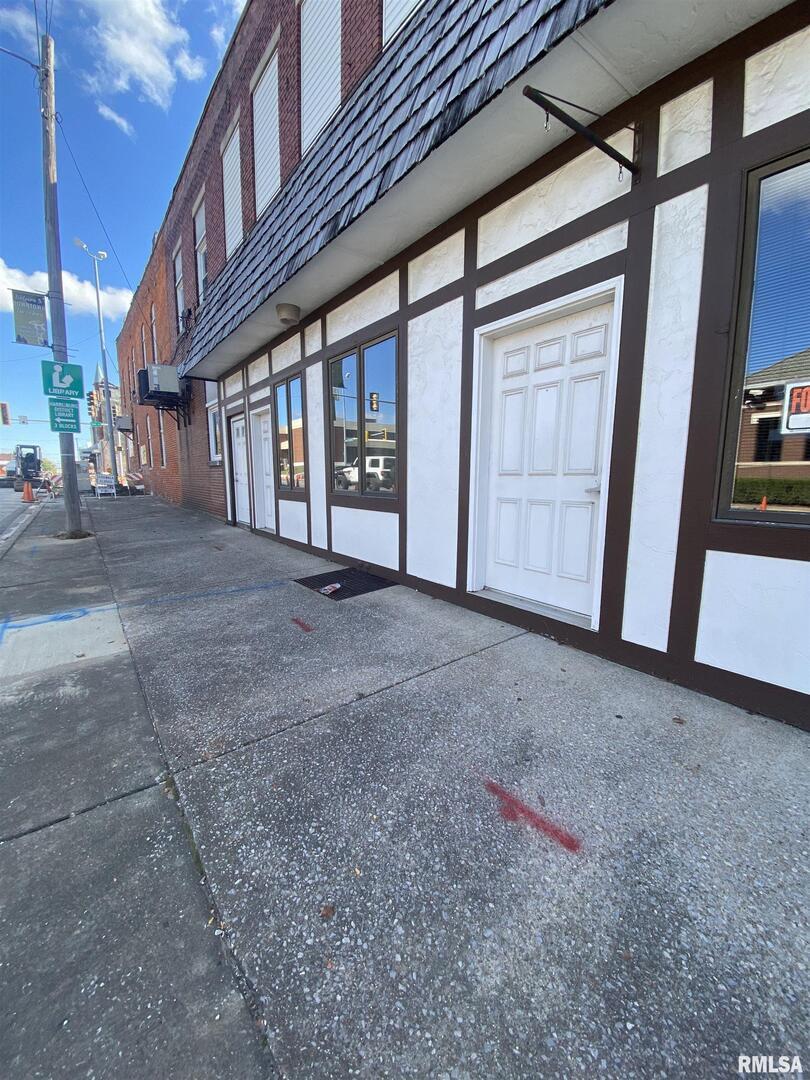 7 W Poplar St., Harrisburg, IL 62946