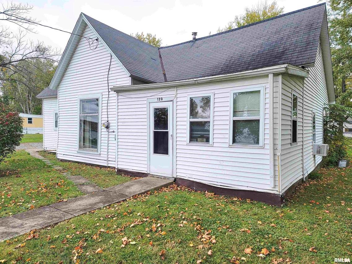 120 Tanner St., Louisville, IL 62858