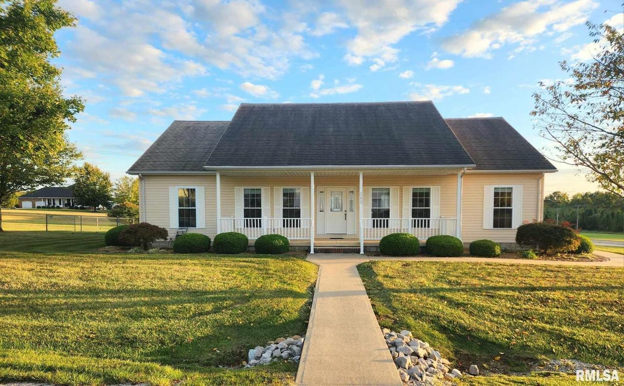 303 Memory Ln., Mcleansboro, IL 62859