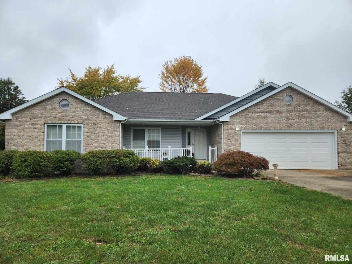 332 E Simpson Dr., Wayne City, IL 62895