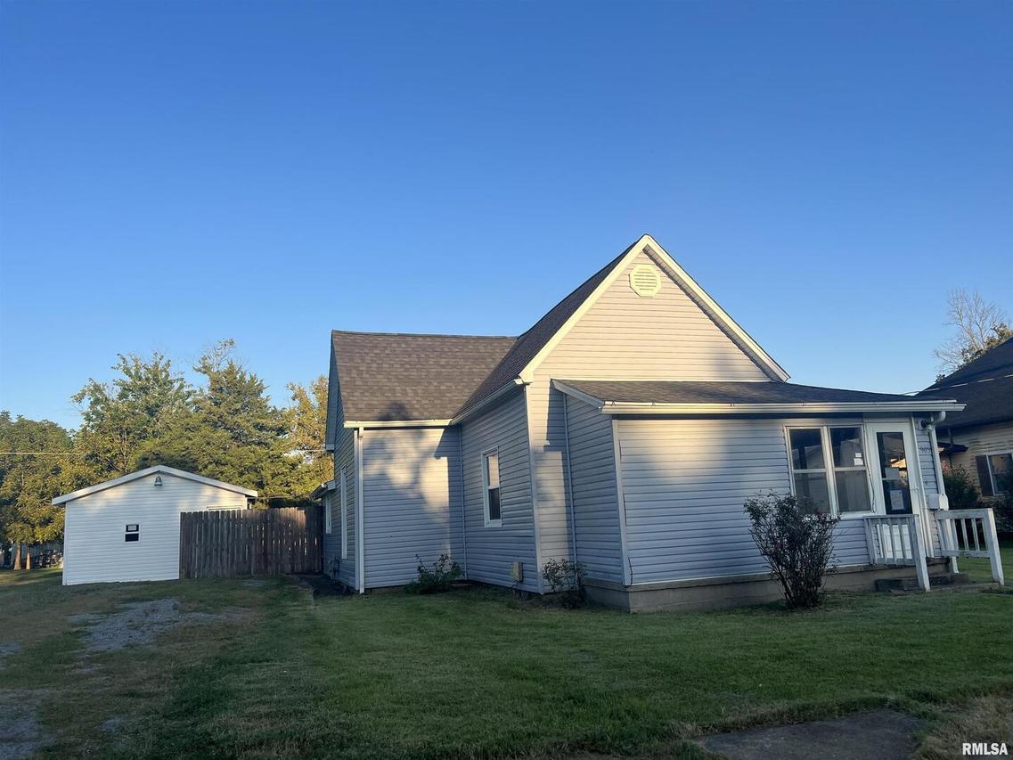 905 Newton Ave., Johnston City, IL 62951
