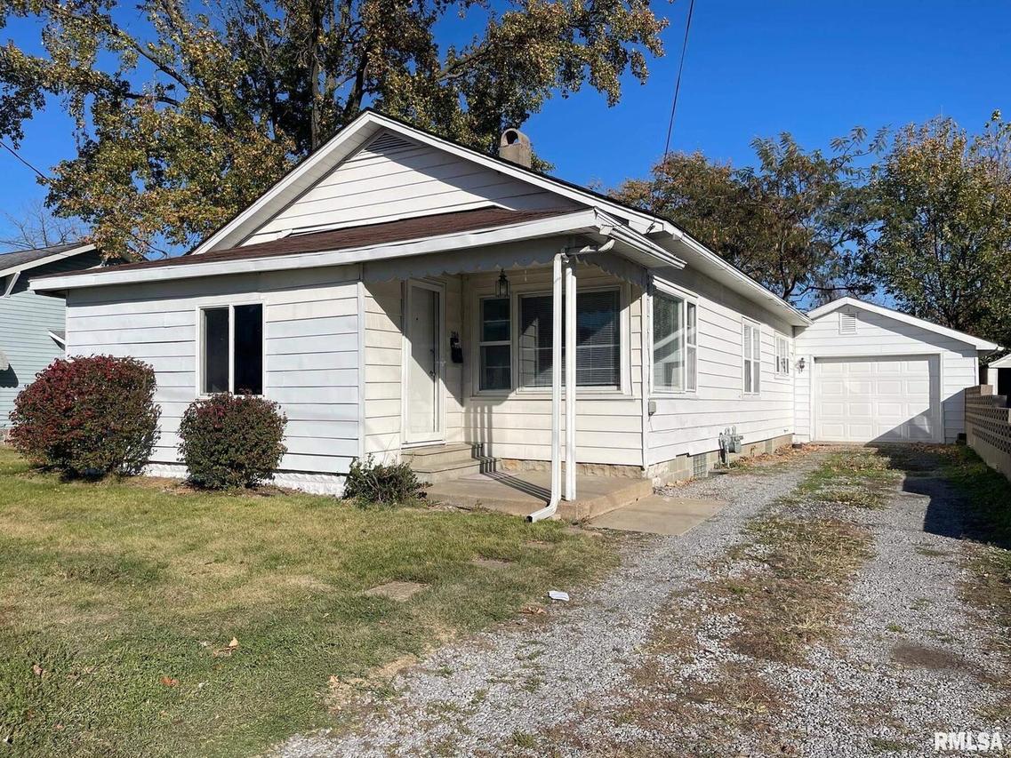 206 N College St., Benton, IL 62812