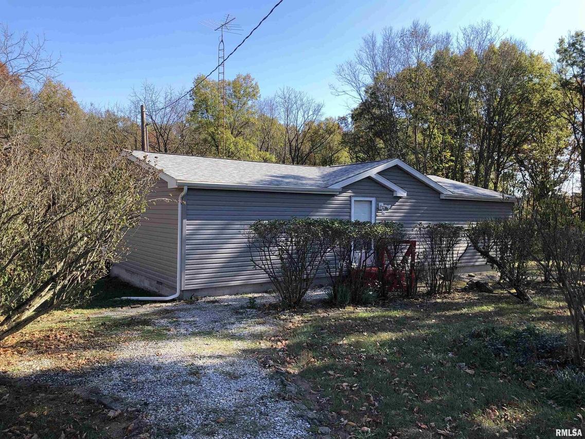 17848 N Woodlawn Ln., Woodlawn, IL 62898