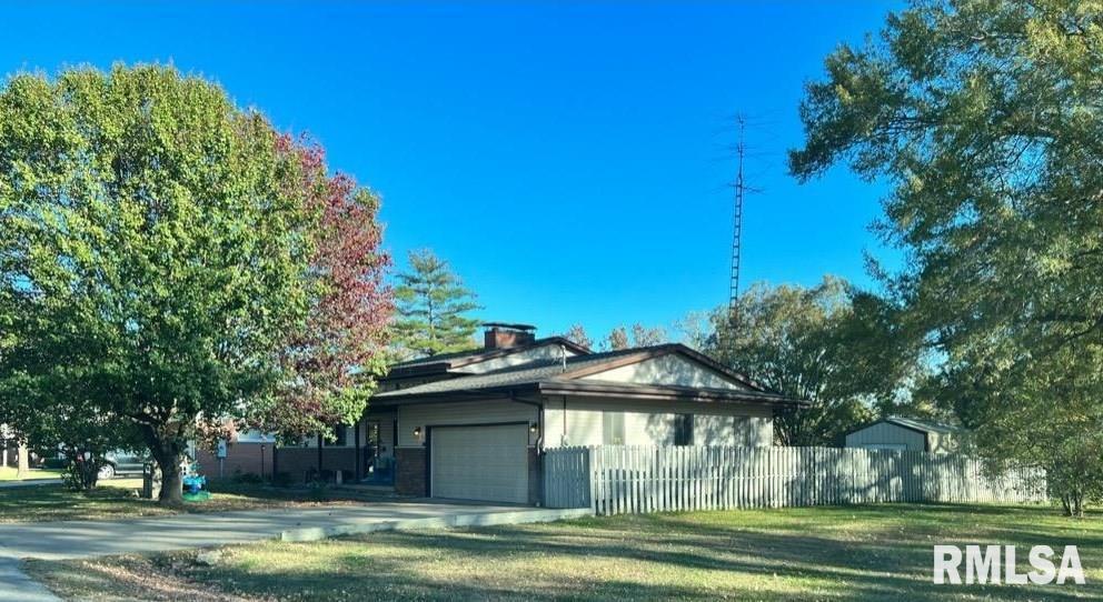 756 N Lake Dr., Duquoin, IL 62832