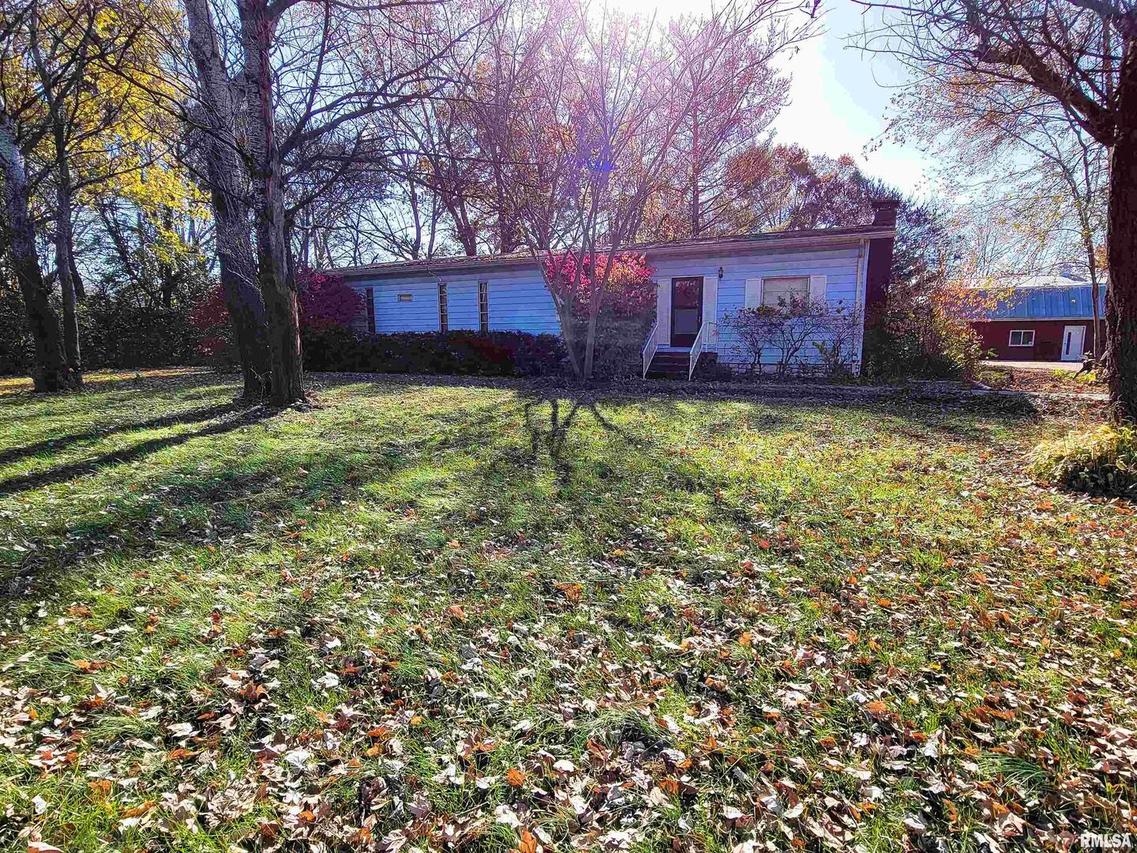 104 Mimosa Ln., Flora, IL 62839