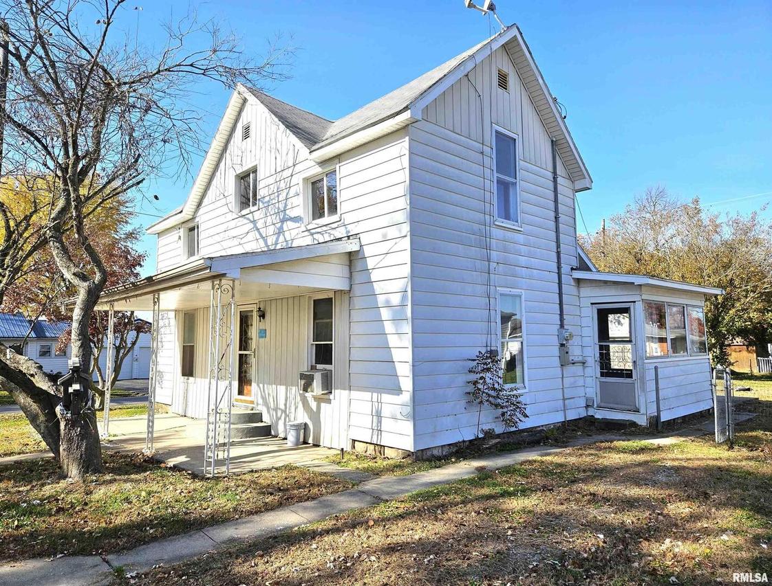 230 S 4th St., Clay City, IL 62824