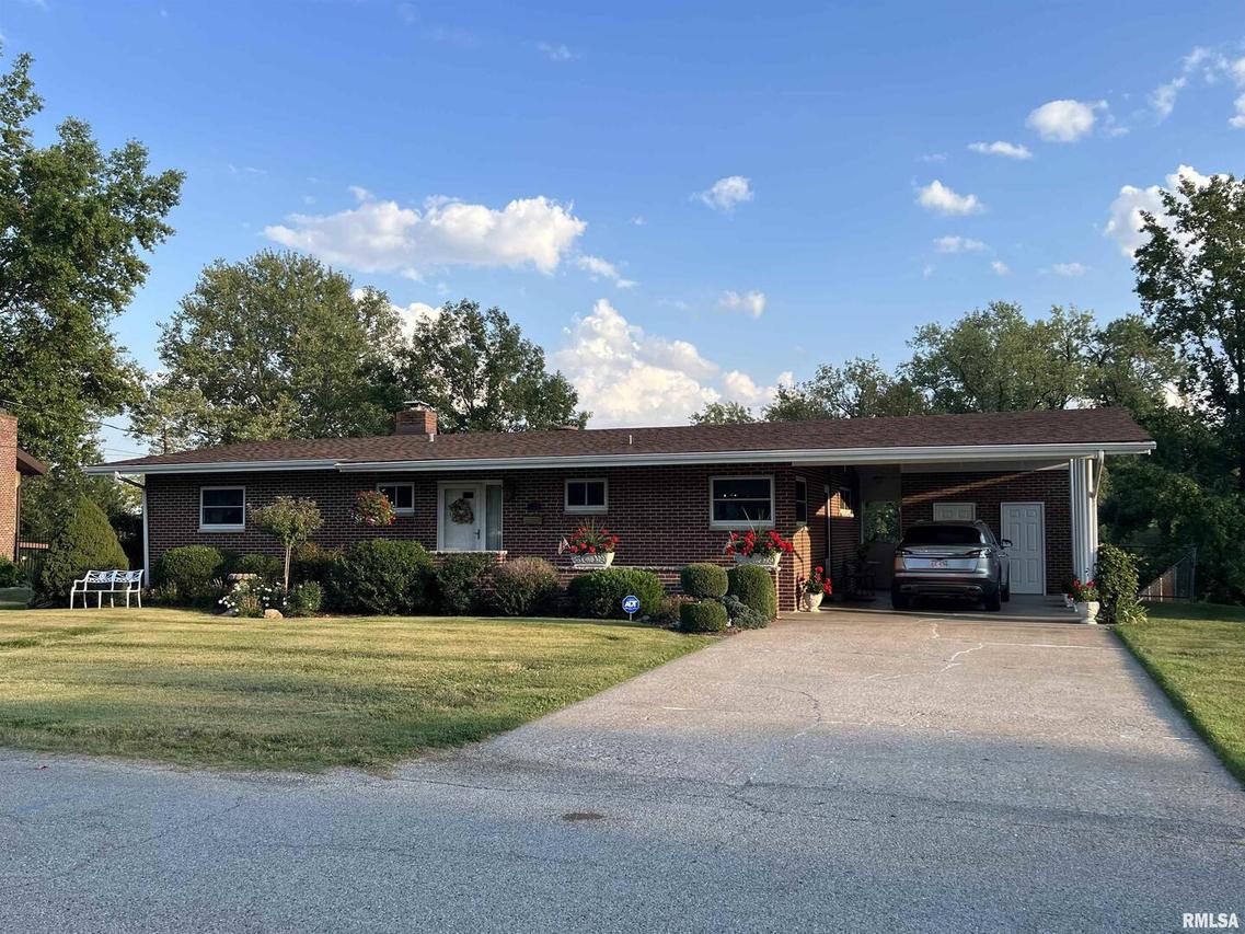 738 N Lake Dr., Duquoin, IL 62832
