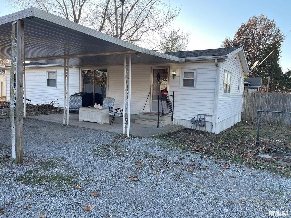 1210 E Anna St., Benton, IL 62812