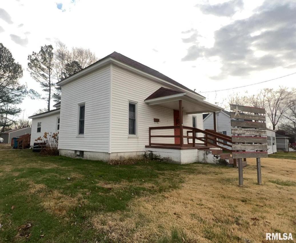 606 S State St., Christopher, IL 62822