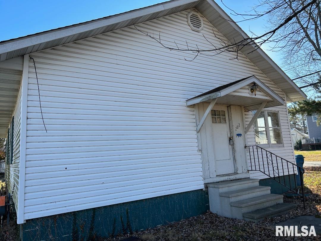 202 N 7th St., Benton, IL 62812