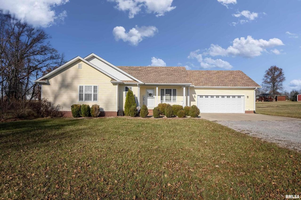 2 Holly St., Dahlgren, IL 62828