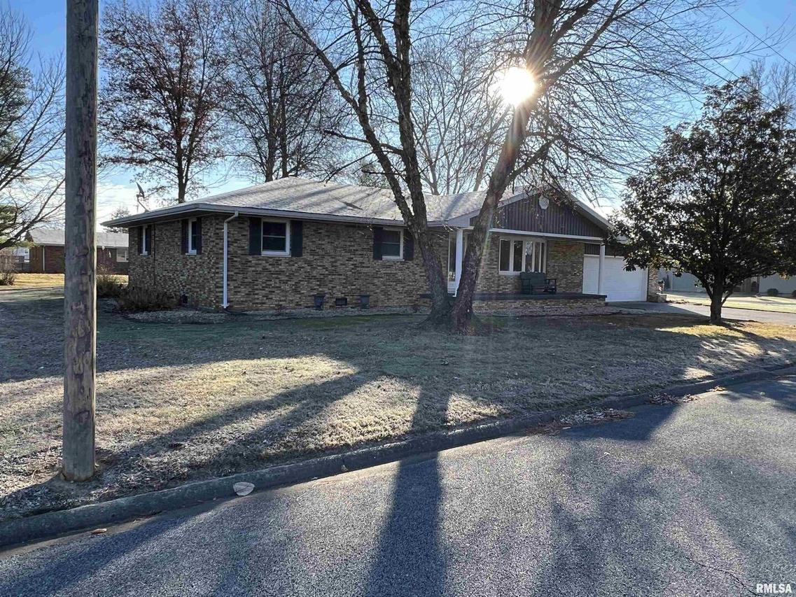 404 S Windsor Ln., Fairfield, IL 62837