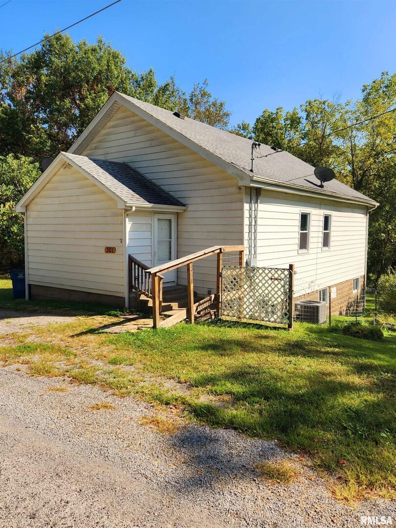 301 E Chicago Ave., Orient, IL 62874