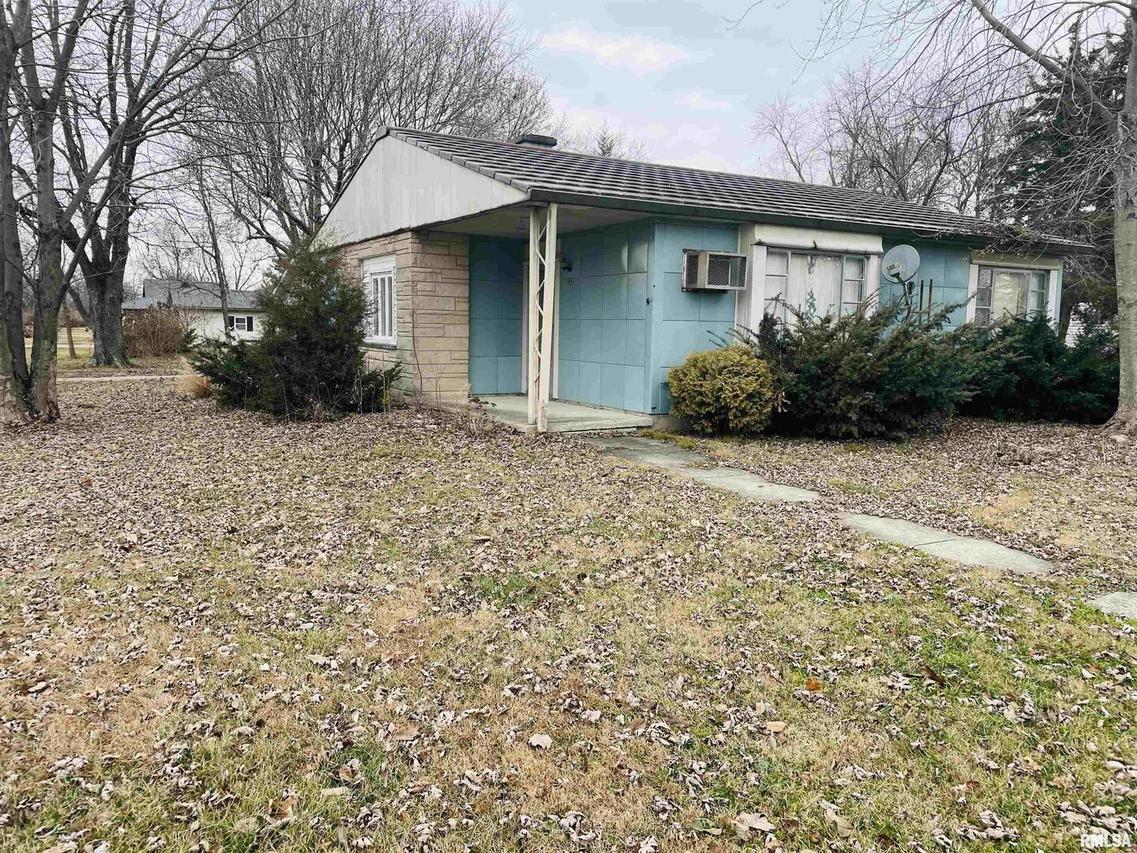 500 W Monroe Ave., Farina, IL 62838