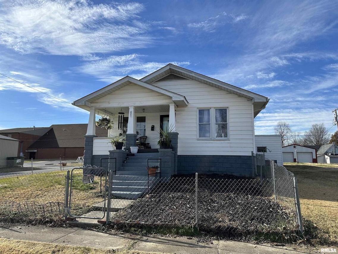 821 S 10th St., Herrin, IL 62948