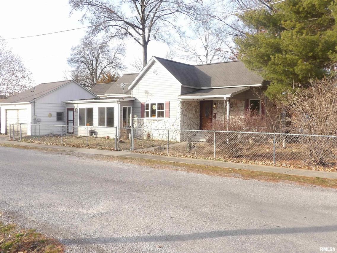 301 N Buchanan St., Benton, IL 62812