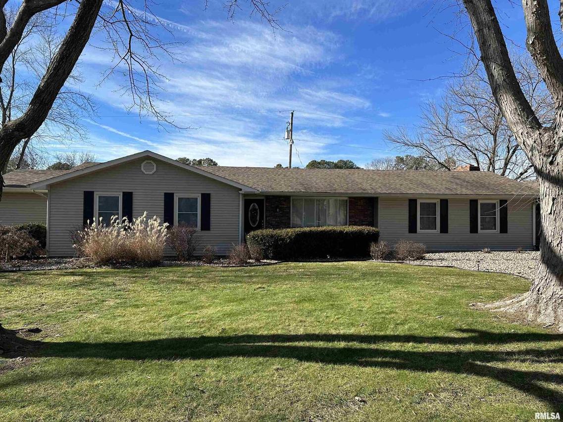 65 Country Acres Rd., Eldorado, IL 62930