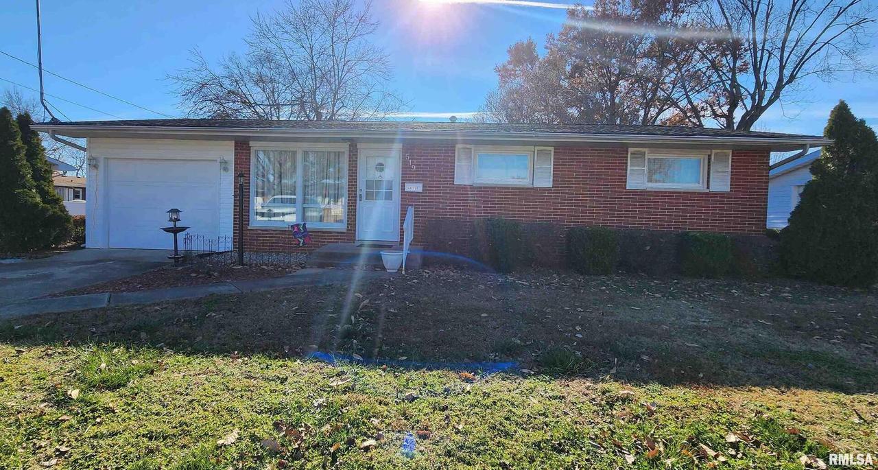 519 E Mallory Ln., Duquoin, IL 62832