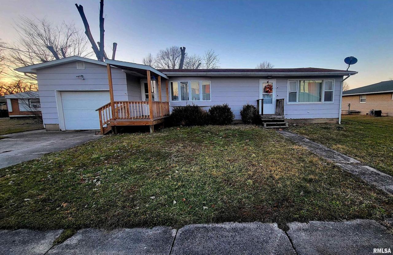 109 N Hickory St., Farina, IL 62838