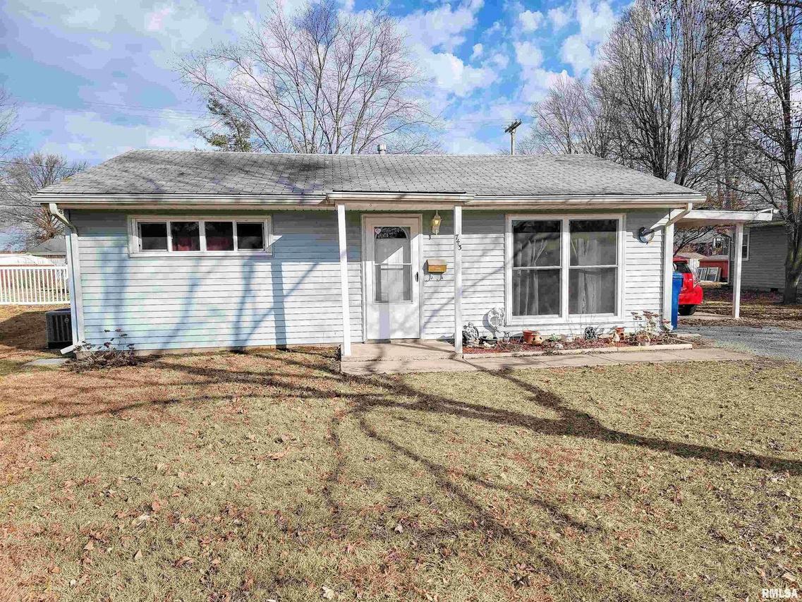 743 Birchwood St., Flora, IL 62839