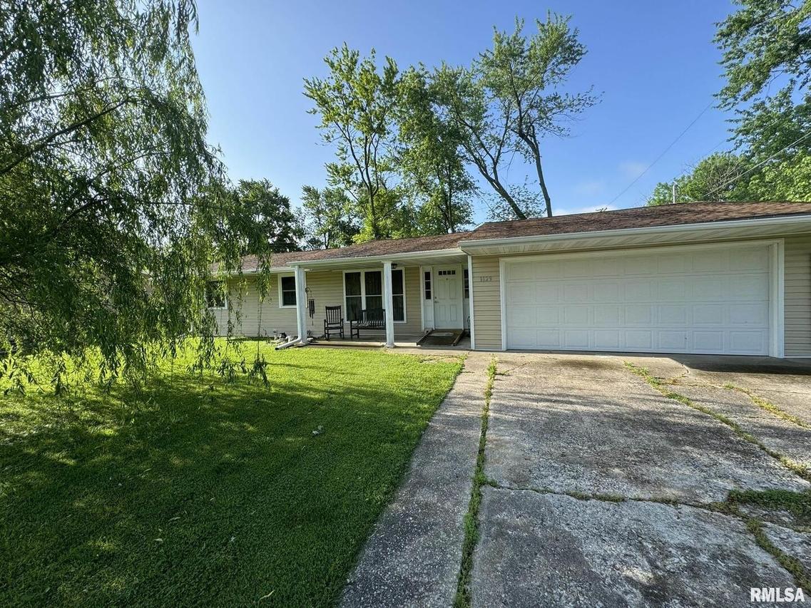 1129 W Boone St., Salem, IL 62881
