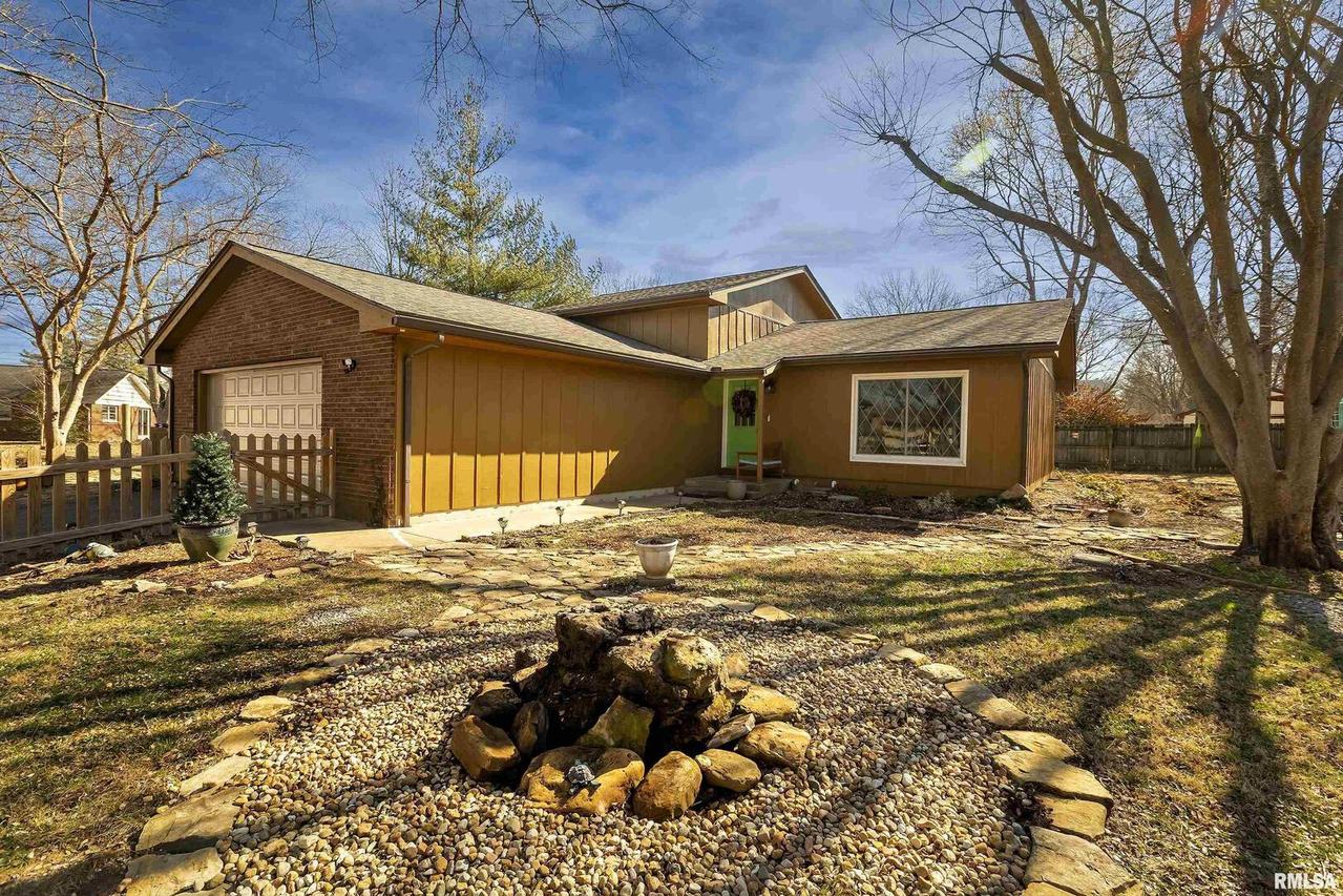 2107 W Sunset Dr., Carbondale, IL 62901