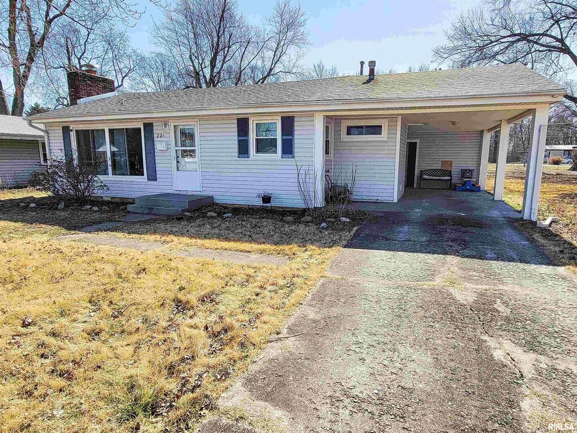 221 Hickory St., Flora, IL 62839
