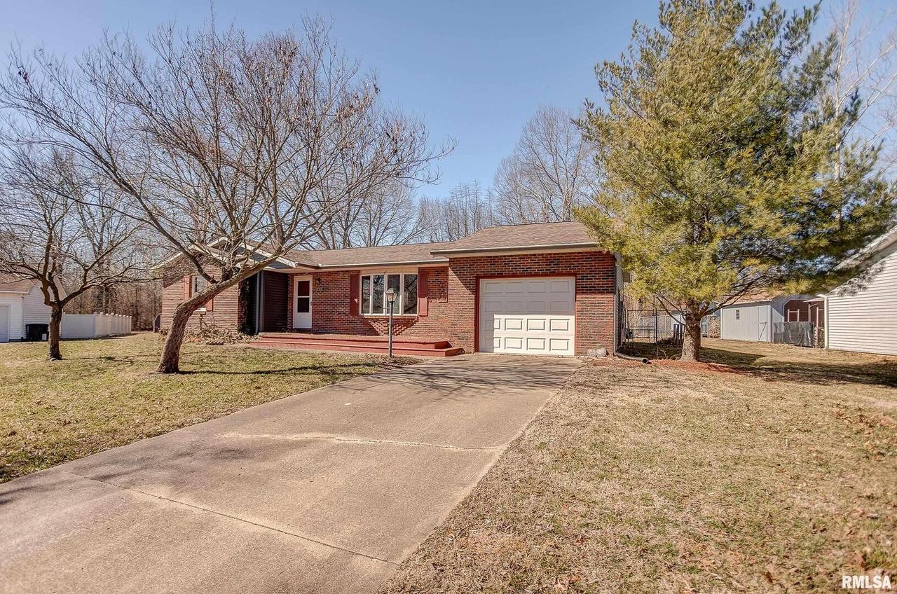 227 Cope Dr., Salem, IL 62881