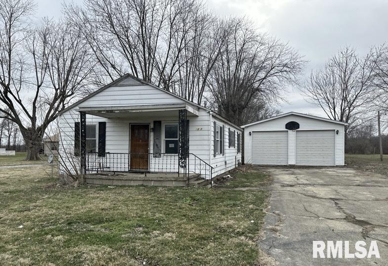 1327 S College St., Salem, IL 62881