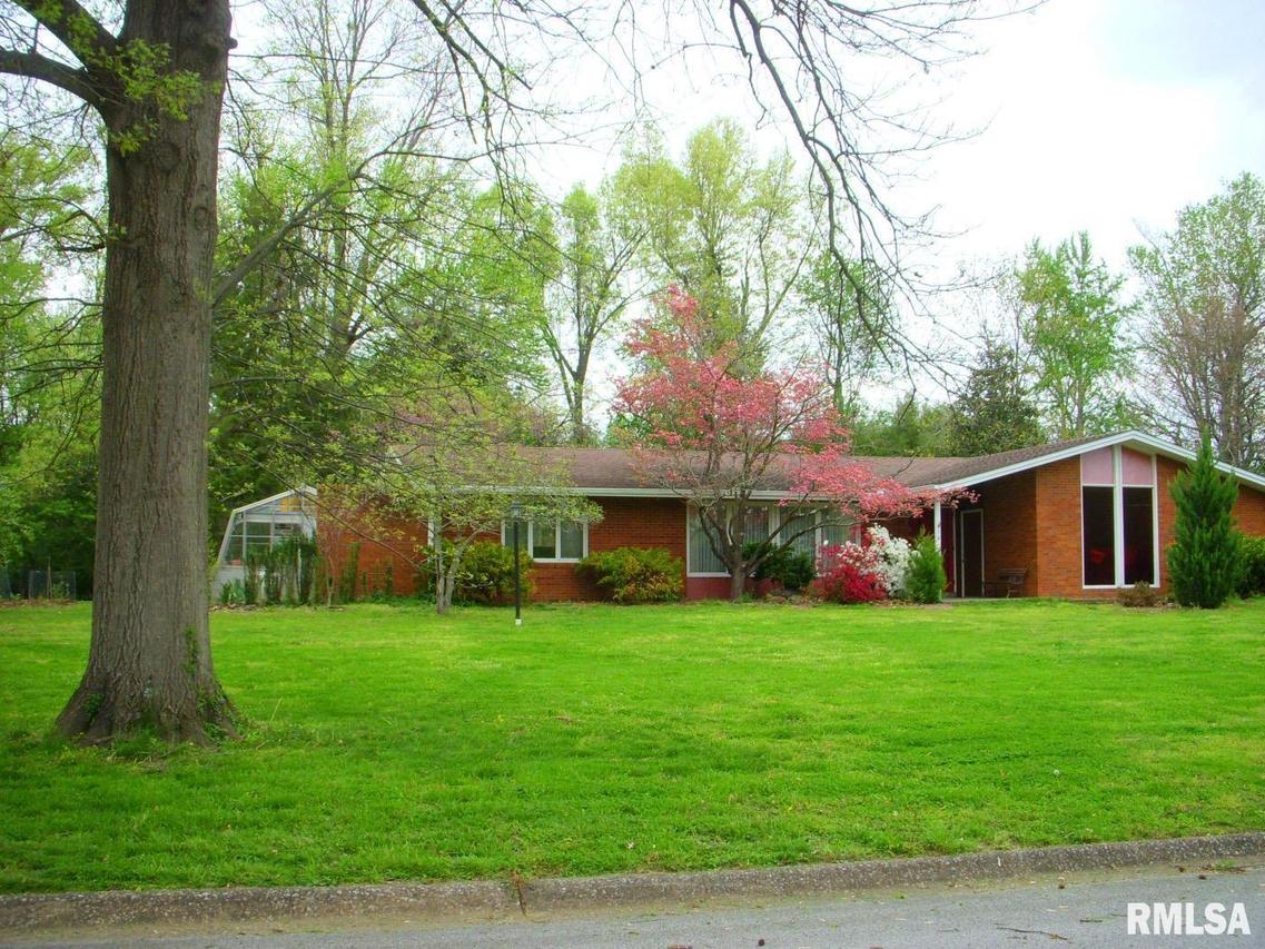 14 Pinewood Dr., Carbondale, IL 62901