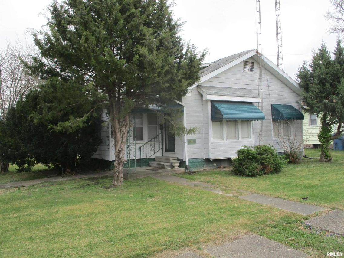 212 College St., Benton, IL 62812