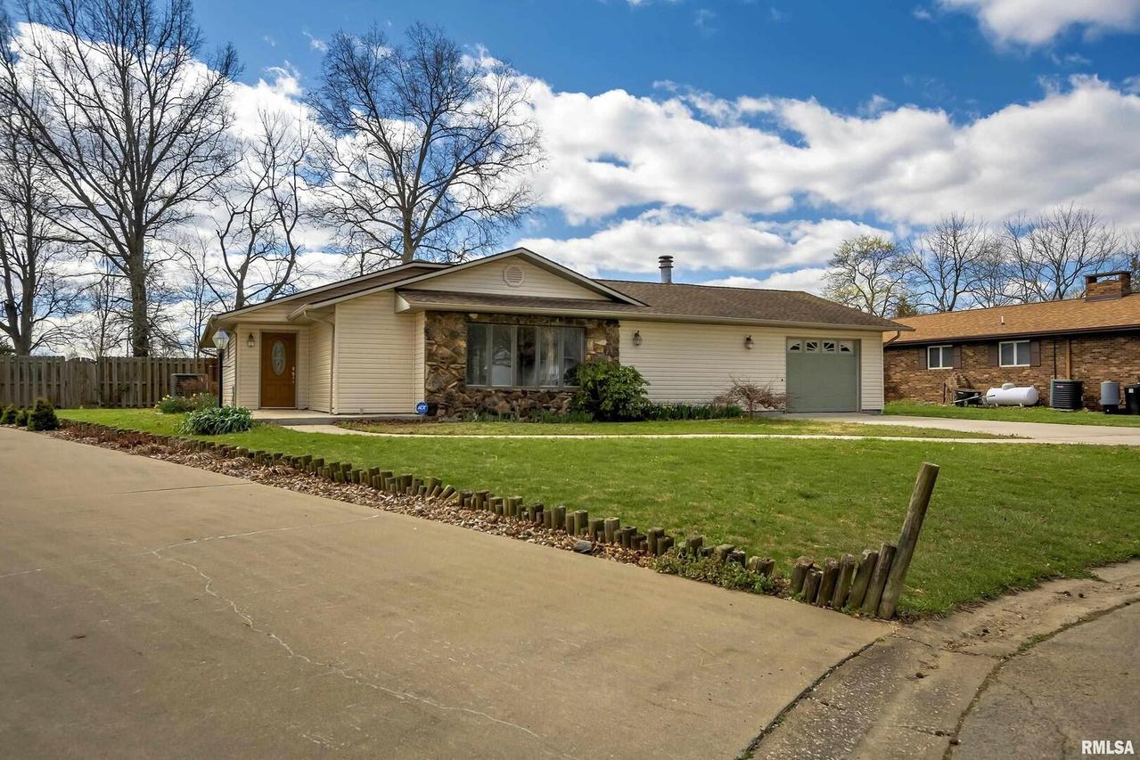 17 Suburban Dr., Murphysboro, IL 62966