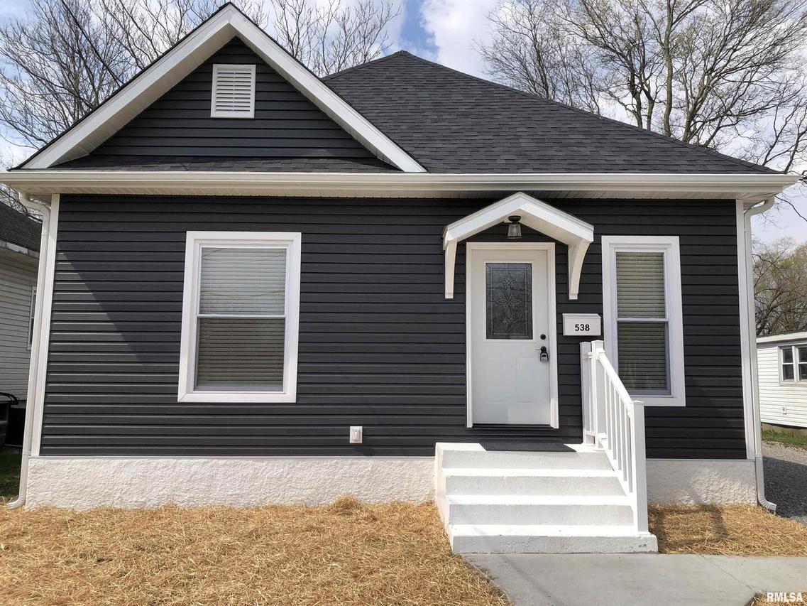 538 S Main St., Flora, IL 62839