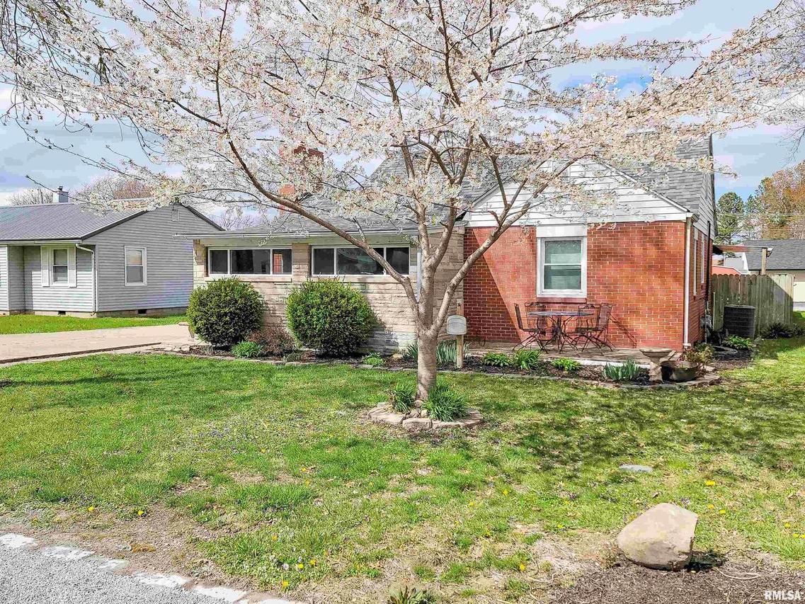 222 Hickory St., Flora, IL 62839