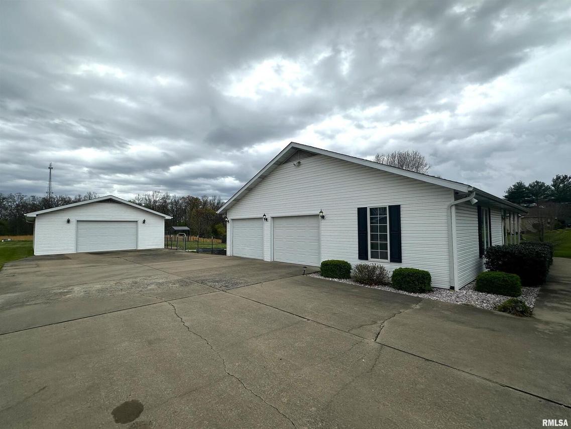 12173 Foxcroft Dr., West Frankfort, IL 62896