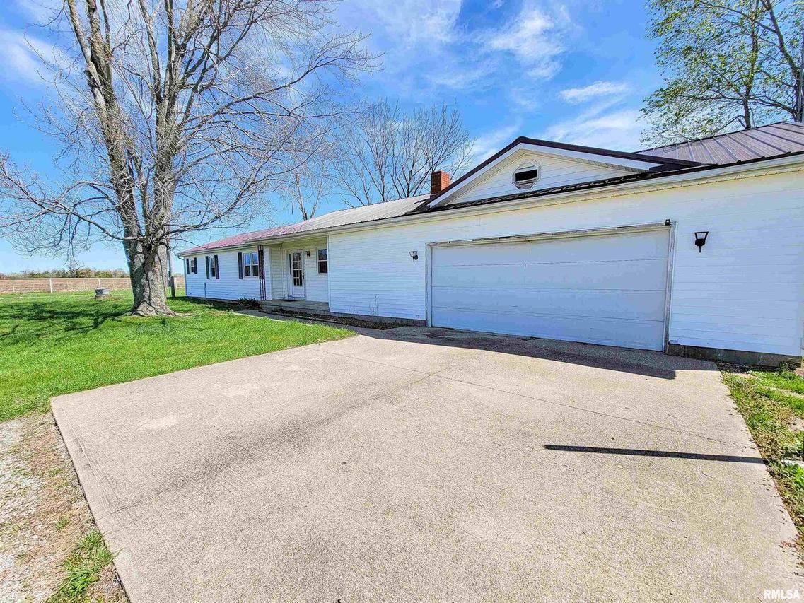 5664 Ginger Rd., Flora, IL 62839