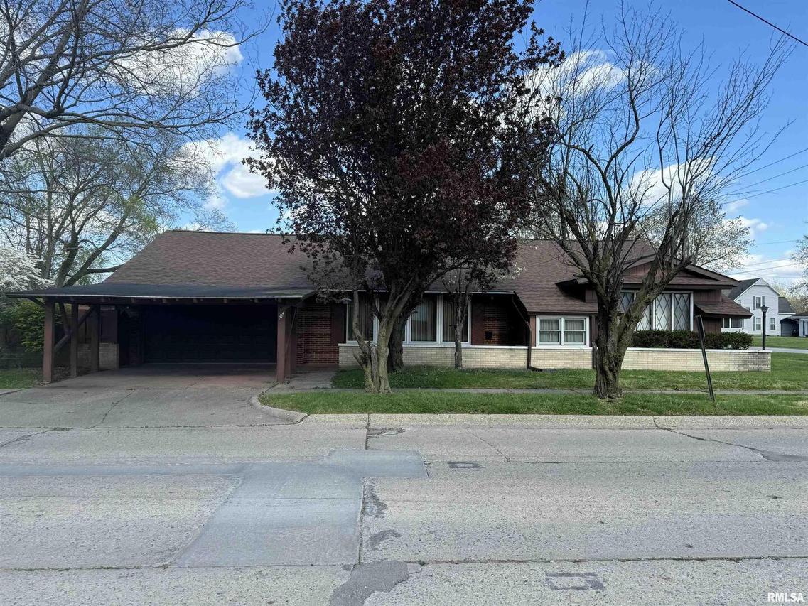 104 N Mill St., Flora, IL 62839