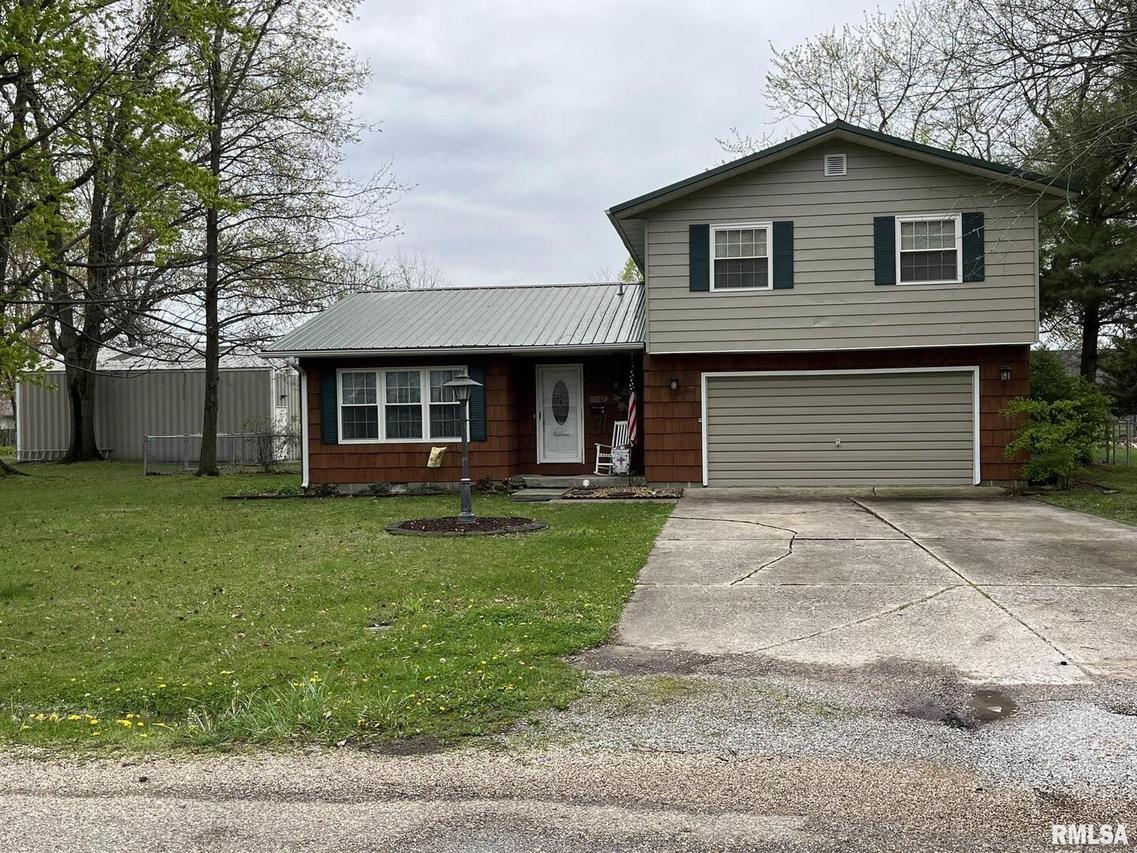 1015 W Spruce St., Salem, IL 62881