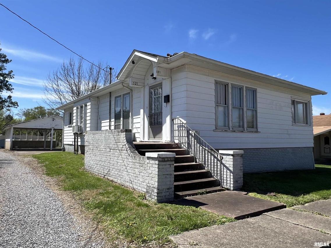 521 W College St., Harrisburg, IL 62946