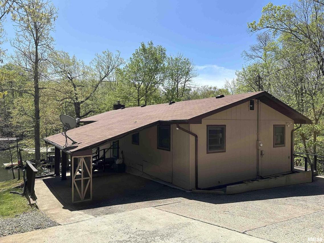 70 Sandy Point, Goreville, IL 62939