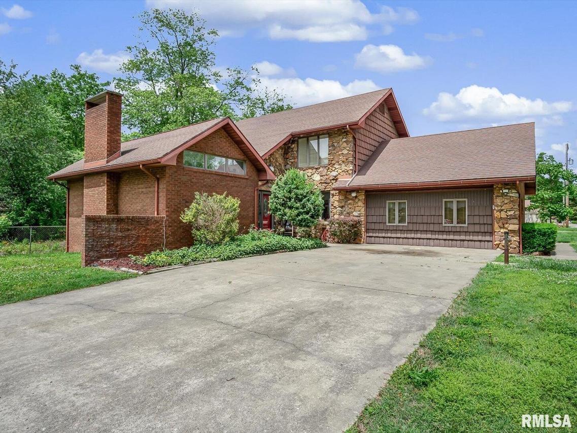 23 N Howell St., Duquoin, IL 62832