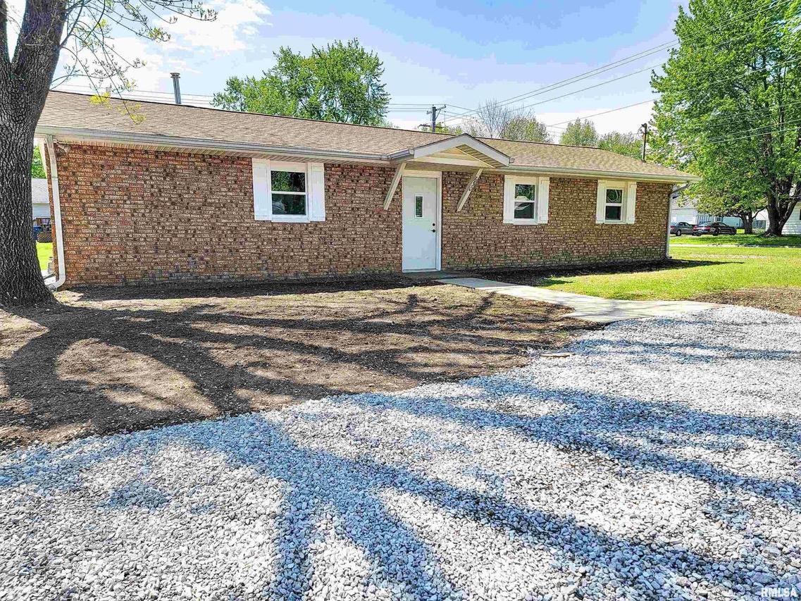 630 Shadwell Ave., Flora, IL 62839