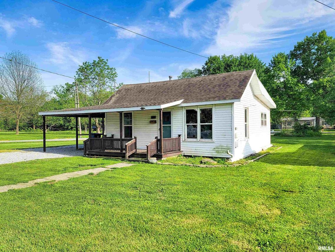 629 W South Ave., Flora, IL 62839