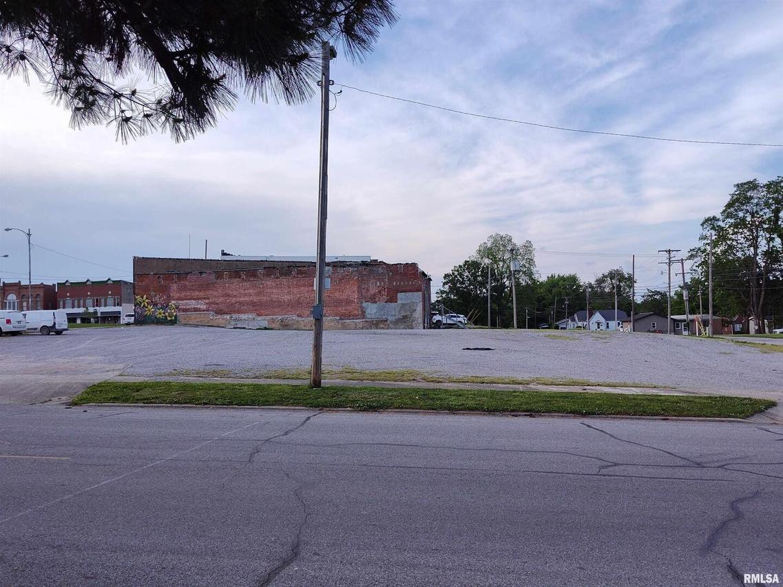 133 S Jackson St., Mcleansboro, IL 62859